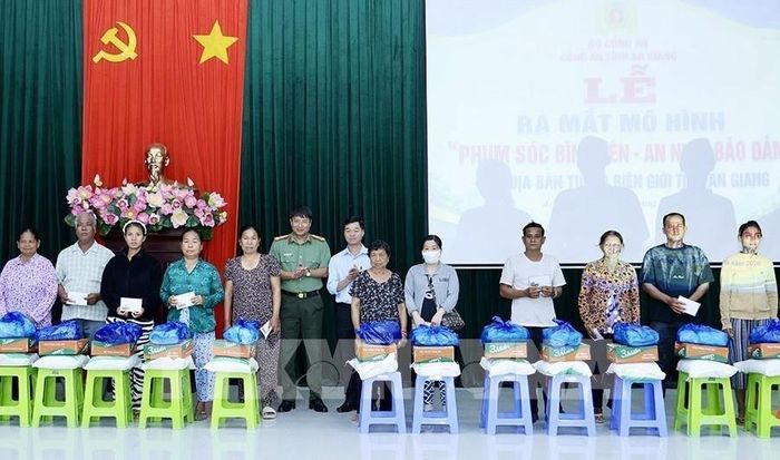 Công an tỉnh An Giang trao quà cho các hộ gia đình người dân tộc Khmer có hoàn cảnh khó khăn trên địa bàn phường Tịnh Biên, An Giang. Ảnh: Thanh Sang- TTXVN
