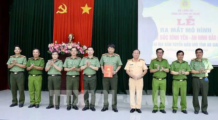 Lãnh đạo Công an tỉnh An Giang trao quyết định thành lập Ban chỉ đạo mô hình “Phum, sóc bình yên - An ninh bảo đảm” tại địa bàn biên giới. Ảnh: Thanh Sang- TTXVN