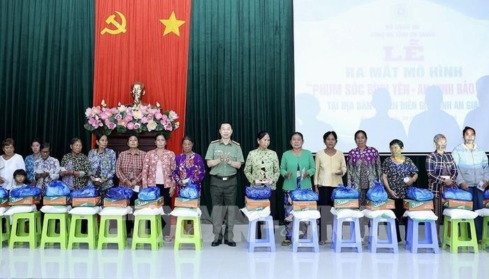 Công an tỉnh An Giang trao quà cho các hộ gia đình người dân tộc Khmer có hoàn cảnh khó khăn trên địa bàn phường Tịnh Biên. Ảnh: Thanh Sang- TTXVN