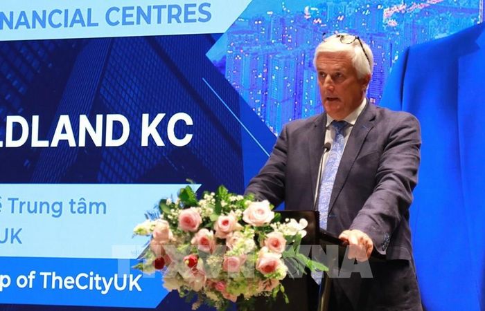 Ông Andrew Oldland, Trưởng nhóm công tác về Trung tâm Tài chính quốc tế, Tổ chức TheCityUK trình bày tại toạ đàm. Ảnh: Hứa Chung-TTXVN