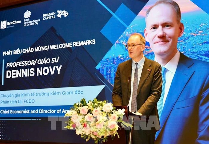 Giáo sư Dennis Novy, Chuyên gia Kinh tế trưởng kiêm Giám đốc Phân tích tại Bộ Ngoại giao, Phát triển và Thương mại Anh (FCDO) tại TP. Hồ Chí Minh phát biểu chào mừng tại toạ đàm. Ảnh: Hứa Chung-TTXVN