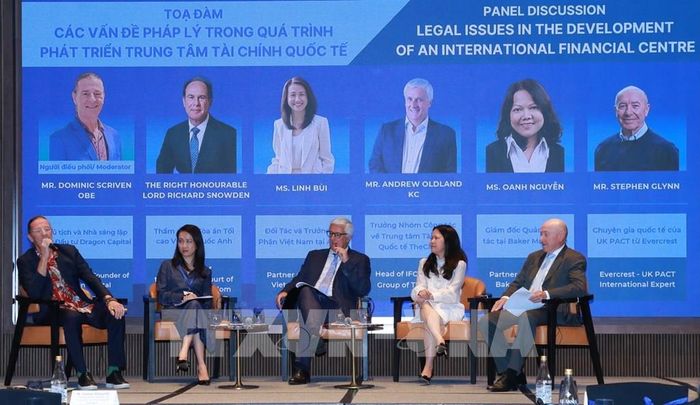 Các diễn giả thảo luận về vai trò của thể chế pháp lý trong thúc đẩy phát triển kinh tế và củng cố niềm tin nhà đầu tư. Ảnh: Hứa Chung-TTXVN