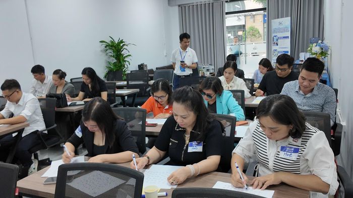 Hội thảo không chỉ dừng lại ở việc nêu vấn đề, mà tập trung vào việc cung cấp các bộ công cụ quản trị thực chiến. Các khái niệm quen thuộc như tầm nhìn, sứ mệnh, giá trị cốt lõi được phân tích dưới góc nhìn ứng dụng, gắn liền với các công cụ quản lý chất lượng như 5S, Kaizen, Lean hay PDCA. Ảnh: Ngọc Quỳnh/Bnews/vnanet.vn