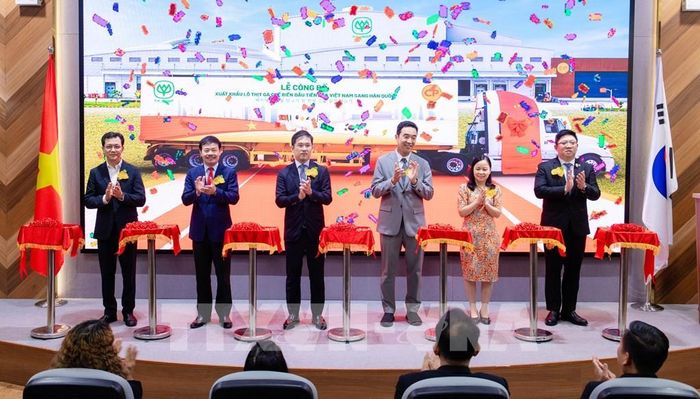 Lãnh đạo C.P. Việt Nam và các đại biểu tham gia nghi thức công bố xuất khẩu lô thịt gà chế biến đầu tiên của Việt Nam sang thị trường Hàn Quốc. Ảnh: Anh Tuấn - TTXVN