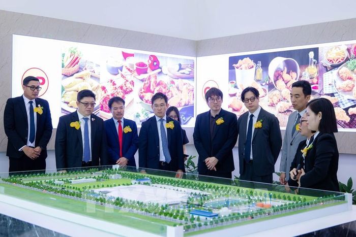 Đại biểu tham quan Tổ hợp chăn nuôi và chế biến gà xuất khẩu CPV Food Bình Phước trong khuôn khổ Lễ công bố xuất khẩu lô thịt gà chế biến đầu tiên của Việt Nam sang Hàn Quốc. Ảnh: Anh Tuấn - TTXVN