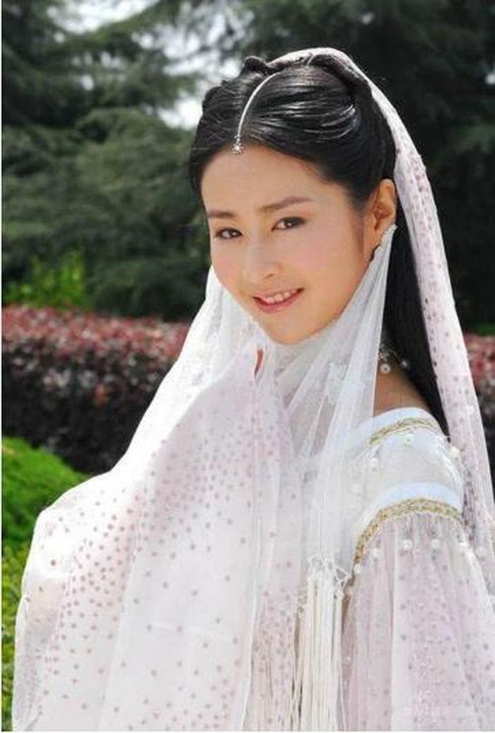 Hương Hương Công Chúa của Kim Dung đại diện cho một kiểu nhan sắc hoàn toàn khác. Nhân vật xuất hiện trong Thư Kiếm Ân Cừu Lục, được xây dựng với vẻ đẹp nổi bật cùng hương thơm tự nhiên đặc biệt. Ngay từ tên gọi, Hương Hương Công Chúa đã gợi nên hình ảnh một mỹ nhân gần như bước ra từ thế giới thần thoại. Nàng không mang vẻ đẹp sắc sảo hay nguy hiểm như Lâm Tiên Nhi mà thiên về sự trong trẻo, dịu dàng và thanh khiết. Điểm đặc biệt của nhân vật là nhan sắc được tác giả đẩy lên mức gần như tuyệt đối. Không chỉ đẹp, nàng còn sở hữu sức hấp dẫn khiến những người xung quanh dễ dàng bị cuốn vào.