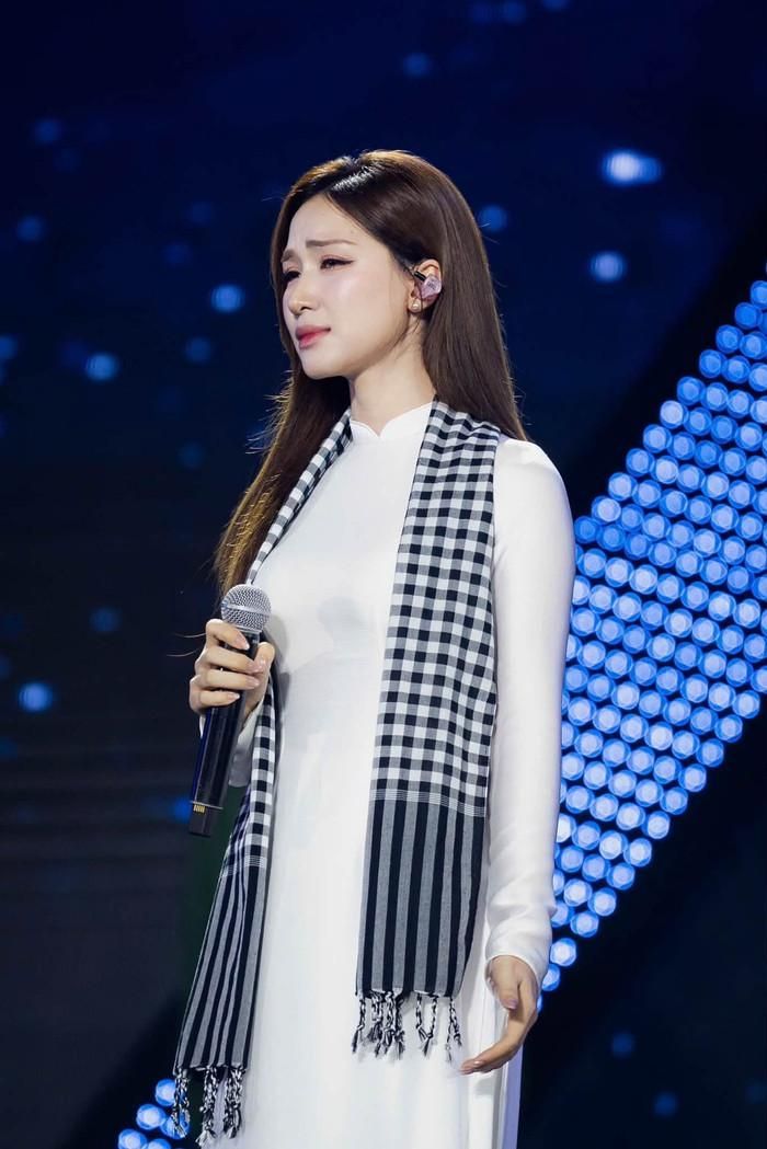 Hòa Minzy xúc động trong tiết mục Nỗi đau giữa hòa bình (Ảnh: FBNV).