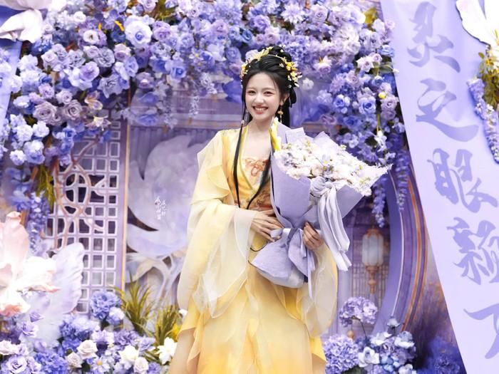 Lý Lan Địch có mặt tại sự kiện ủng hộ đoàn phim Thiên Dạ Kỳ Đàm khởi quay. Ảnh: Weibo