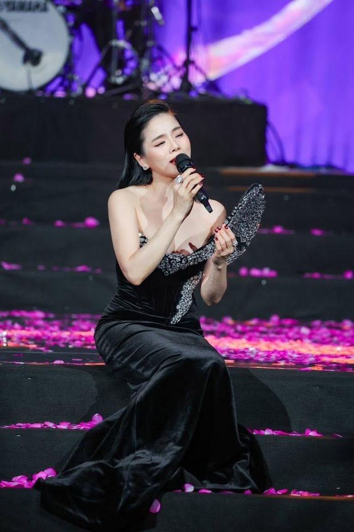 Nhiều khán giả nhận xét giọng hát Lệ quyên đầy tâm tình, dễ chạm cảm xúc người nghe dẫn đến "thất tình online".