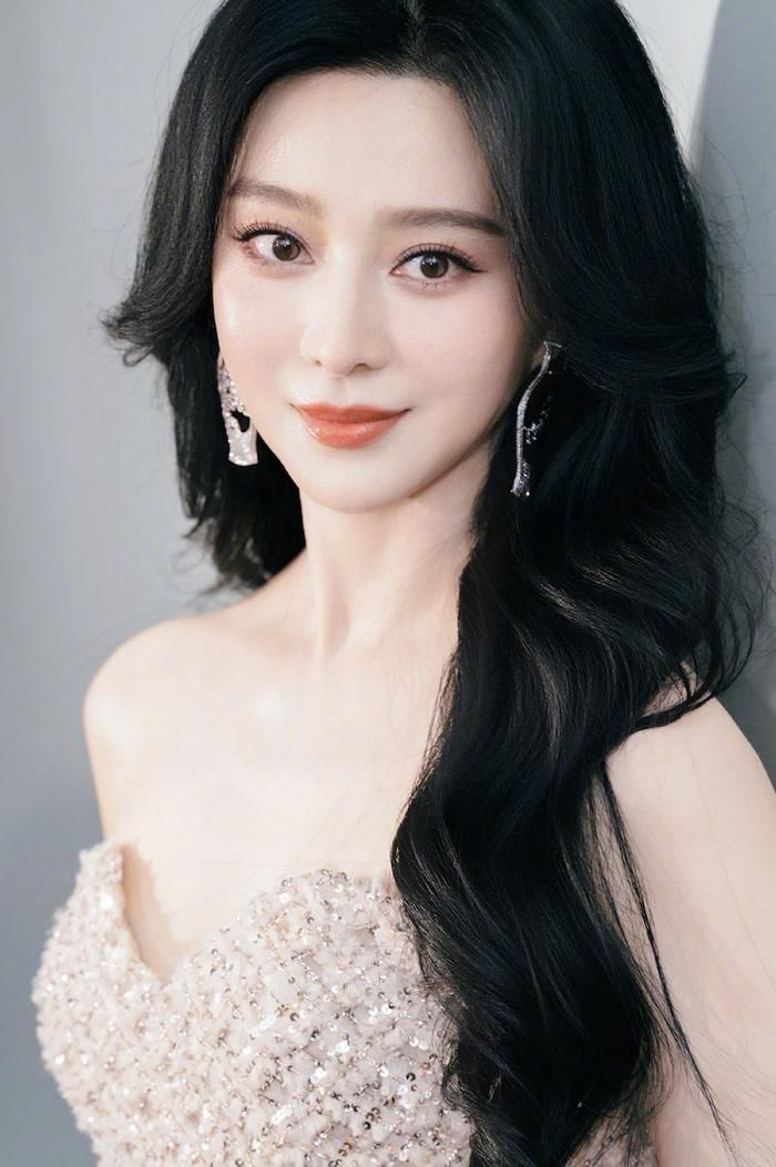 Phạm Băng Băng là cái tên đứng đầu bảng bình chọn. Đây cũng là kết quả đáng chú ý nhất khi nữ diễn viên vẫn giữ được sức hút về ngoại hình trong một danh sách quy tụ nhiều thế hệ mỹ nhân Hoa ngữ. Vẻ đẹp của Phạm Băng Băng nổi bật ở đường nét sắc sảo, phong thái mạnh mẽ và khả năng tạo ấn tượng trên thảm đỏ.
