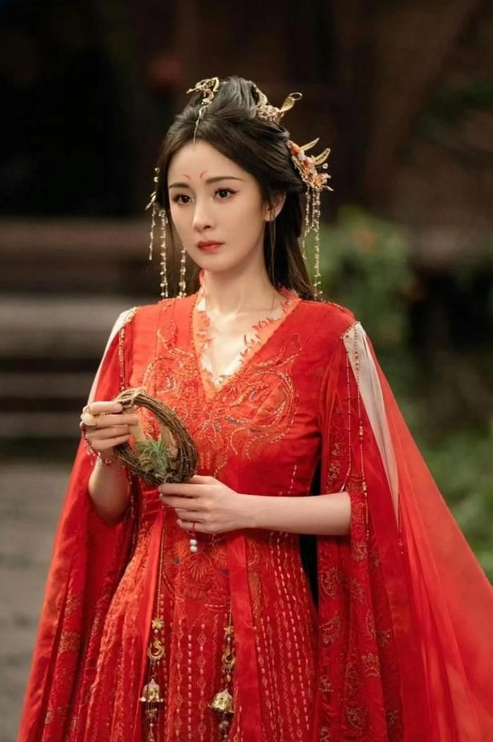 Dương Mịch đứng thứ 8 trong danh sách. Nữ diễn viên được đánh giá là kiểu mỹ nhân có đường nét nổi bật, lên hình tốt và có khả năng biến hóa giữa cổ trang lẫn hiện đại. Từ Tam Sinh Tam Thế Thập Lý Đào Hoa đến Phù Dao hay Hồ Châu Phu Nhân, ngoại hình là một trong những yếu tố giúp Dương Mịch duy trì sức hút với khán giả qua nhiều năm.