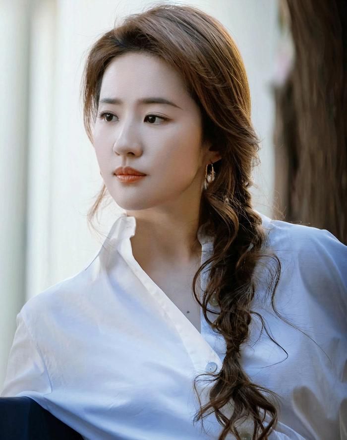 Lưu Diệc Phi dừng ở vị trí thứ 4, dù từ lâu đã được khán giả gắn với hình tượng mỹ nhân có vẻ đẹp nổi bật trên màn ảnh. Nét đẹp của cô thiên về sự thanh thoát, mềm mại và không quá sắc sảo. Những tạo hình cổ trang trong Mộng Hoa Lục hay Tiên Kiếm Kỳ Hiệp Truyện từng góp phần củng cố hình tượng "thần tiên tỷ tỷ" trong lòng công chúng.