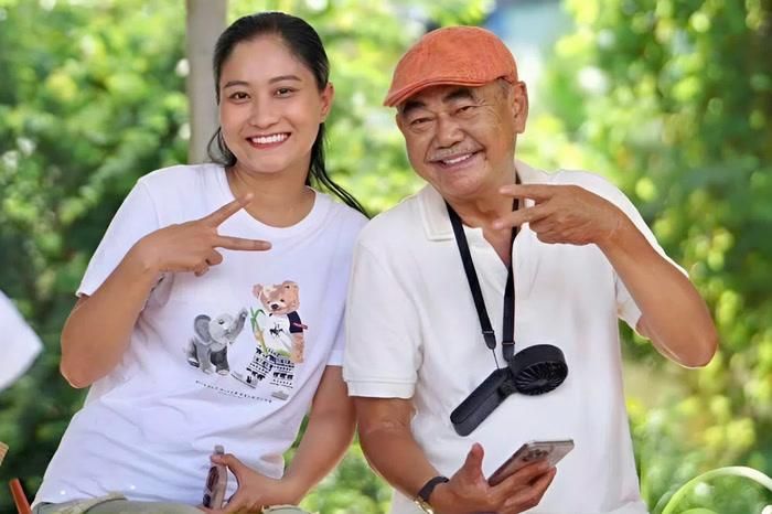 Vợ chồng NSND Việt Anh đồng hành, hỗ trợ lẫn nhau.