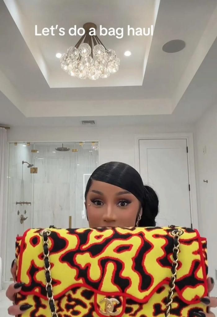 Món đồ đầu tiên được Cardi B giới thiệu là túi Chanel Maxi Flap Bag có giá 8.500 USD.