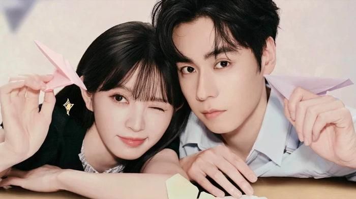 Đứng đầu danh sách là Bạn Gái Thiên Tài, bộ phim thanh xuân trưởng thành có sự tham gia của Điền Hi Vi và Hồ Nhất Thiên. Tác phẩm xoay quanh Lâm Tri Hạ, cô gái sở hữu chỉ số IQ vượt trội nhưng khá vụng về trong giao tiếp, và Giang Du Bạch, người bạn cùng bàn thông minh, hoạt bát. Từ những đối thủ cạnh tranh trong học tập, cả hai dần trở thành những người đồng hành quan trọng của nhau qua quãng thời gian trung học. Những kỳ thi, biến cố gia đình và lựa chọn trên hành trình trưởng thành khiến mối quan hệ giữa họ liên tục đứng trước thử thách. Bộ phim do iQIYI sản xuất, gồm 28 tập và hiện được nền tảng xếp top 1 danh sách hit phim truyền hình do iQIYI sản xuất.