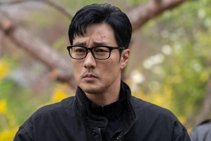 So Ji-sub gây chú ý khi trở lại với hình tượng một cựu đặc vụ ngầm buộc phải tái xuất sau khi con gái gặp biến cố. Chuyển thể từ webtoon Manager Kim, bộ phim kết hợp hành động, hài hước và câu chuyện gia đình, tạo sự cân bằng giữa những màn đối đầu căng thẳng với các khoảnh khắc giàu cảm xúc. Sự xuất hiện của sao trẻ Seo Su-min cũng góp phần giúp tác phẩm nhận thêm sự chú ý. Trên Netflix, Agent Kim Reactivated từng đứng đầu bảng xếp hạng phim truyền hình không nói tiếng Anh trong nhiều tuần, qua đó trở thành một trong những đại diện nổi bật của phim Hàn trên thị trường quốc tế trong mùa hè 2026.