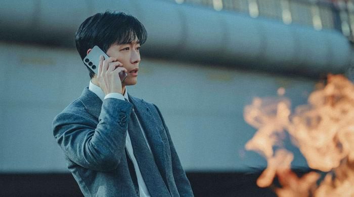 Namkoong Min đảm nhận vai Kang Tae-ju, một cựu bác sĩ phẫu thuật thần kinh có cuộc hôn nhân đứng bên bờ đổ vỡ. Sau một lời nói trong lúc tuyệt vọng, người vợ thực sự bị bắt cóc, đẩy Tae-ju vào cuộc truy tìm đầy nguy hiểm đồng thời khiến anh phải đối mặt với những bí mật liên quan đến bệnh viện. Từ câu chuyện gia đình, The Husband nhanh chóng chuyển sang màu sắc tội phạm và giật gân, tạo nhịp phim liên tục thay đổi. Tác phẩm cũng gây chú ý tại thị trường nội địa khi rating tăng dần trong quá trình phát sóng và tập cuối đạt mức cao nhất của phim.