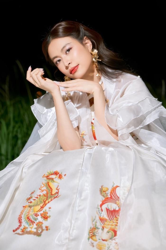 Ca sĩ Hoàng Thùy Linh