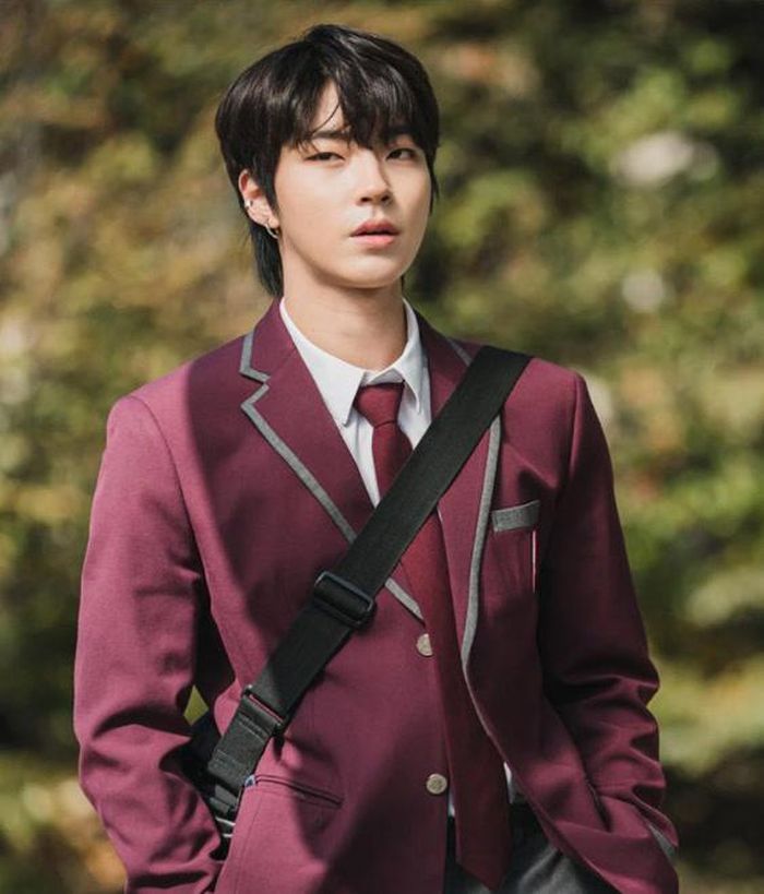 True Beauty xoay quanh Im Ju Gyeong (Moon Ga Young), nữ sinh từng chịu tổn thương vì ngoại hình. Sau khi chuyển trường, cô học cách trang điểm và trở nên nổi bật. Cuộc sống mới đưa Ju Gyeong đến với Lee Su Ho (Cha Eun Woo) và Han Seo Jun (Hwang In Yeop), hai nam sinh nổi tiếng của trường. Từ những tình huống hài hước, chuyện tình tay ba dần phát triển. Đằng sau những khoảnh khắc ngọt ngào, bộ phim đề cập đến áp lực ngoại hình, bắt nạt học đường và sự tự ti của tuổi mới lớn. Thông điệp lớn nhất của tác phẩm là giá trị của một người không thể được quyết định chỉ bằng vẻ ngoài.