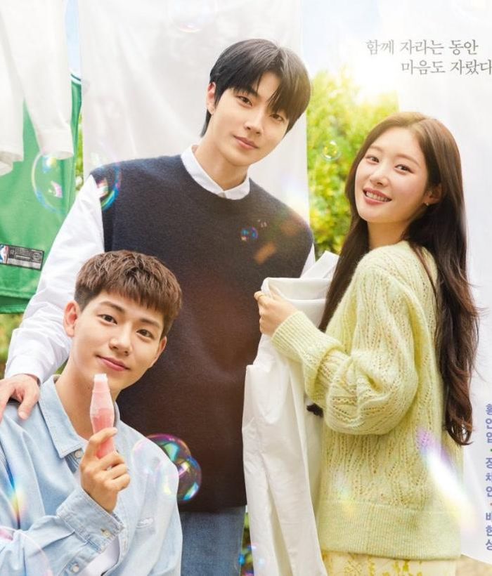 Family By Choice tập trung vào câu chuyện của Yoon Joo Won (Jung Chae Yeon), Kim San Ha (Hwang In Yeop) và Kang Hae Jun (Bae Hyun Sung). Không cùng huyết thống nhưng ba người lớn lên bên nhau dưới một mái nhà và dần trở thành gia đình thực sự. Những năm tháng học đường giúp họ cùng trải qua niềm vui, nỗi buồn và những biến cố tuổi trưởng thành. Bên cạnh tình thân, bộ phim còn đan xen những rung động tình cảm khi các nhân vật lớn lên. Tác phẩm truyền tải thông điệp rằng gia đình không chỉ được tạo nên bởi quan hệ máu mủ mà còn bởi sự yêu thương và đồng hành.