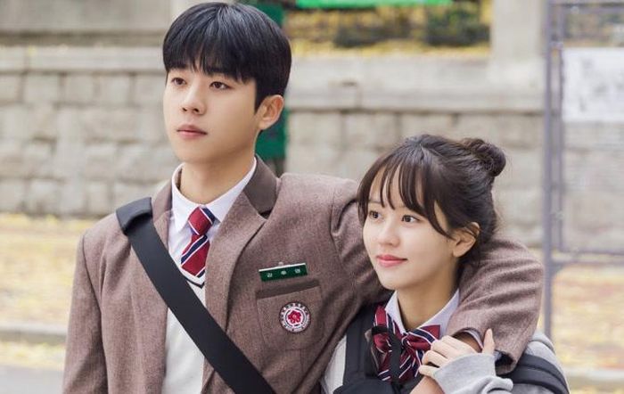 Serendipity's Embrace kể về cuộc gặp gỡ giữa Lee Hong Joo (Kim So Hyun) và Kang Hoo Young (Chae Jong Hyeop), hai người từng biết nhau từ thời trung học nhưng đã bỏ lỡ tình cảm dành cho nhau. Mười năm sau, họ bất ngờ gặp lại trong một tình huống trớ trêu. Hong Joo là một nhà sản xuất phim hoạt hình đã mất niềm tin vào tình yêu, trong khi Hoo Young là chuyên viên tài chính thành đạt nhưng sống khá lý trí. Cuộc tái ngộ khiến những ký ức tuổi học trò trở lại. Từ đó, cả hai có cơ hội chữa lành những tổn thương trong quá khứ và viết tiếp câu chuyện tình còn dang dở.