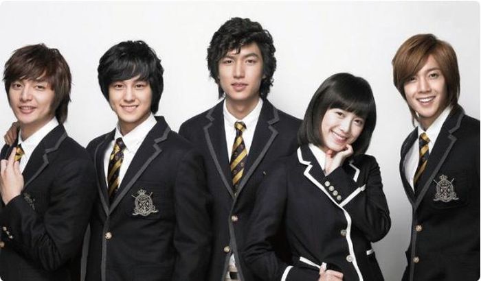 Boys Over Flowers là một trong những bộ phim học đường Hàn Quốc kinh điển, từng tạo nên cơn sốt lớn tại nhiều quốc gia châu Á. Geum Jan Di (Goo Hye Sun) xuất thân bình thường nhưng có cơ hội học tại trường Shinhwa dành cho con em giới thượng lưu. Tại đây, cô đối đầu với F4, nhóm bốn nam sinh quyền lực đứng đầu trường, đặc biệt là Goo Jun Pyo (Lee Min Ho). Từ những cuộc đối đầu, Jun Pyo dần nảy sinh tình cảm với Jan Di. Tuy nhiên, chuyện tình của họ gặp nhiều trở ngại bởi khoảng cách địa vị và sự phản đối từ gia đình.