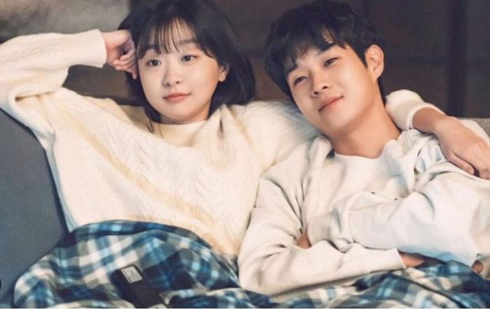 Choi Woong (Choi Woo Shik) và Kook Yeon Soo (Kim Da Mi) từng là một cặp đôi có tính cách trái ngược. Họ quen nhau từ thời trung học khi cùng tham gia một bộ phim tài liệu. Sau nhiều năm yêu nhau, cả hai chia tay trong tiếc nuối. Thế nhưng khi bộ phim tài liệu năm xưa bất ngờ được chú ý trở lại, họ buộc phải tái hợp trước ống kính. Cuộc gặp gỡ khiến những cảm xúc tưởng đã ngủ quên trở lại. Our Beloved Summer không chỉ kể chuyện tình yêu tuổi học trò mà còn nói về quá trình trưởng thành, tha thứ và học cách đối diện với những điều từng khiến bản thân tổn thương.