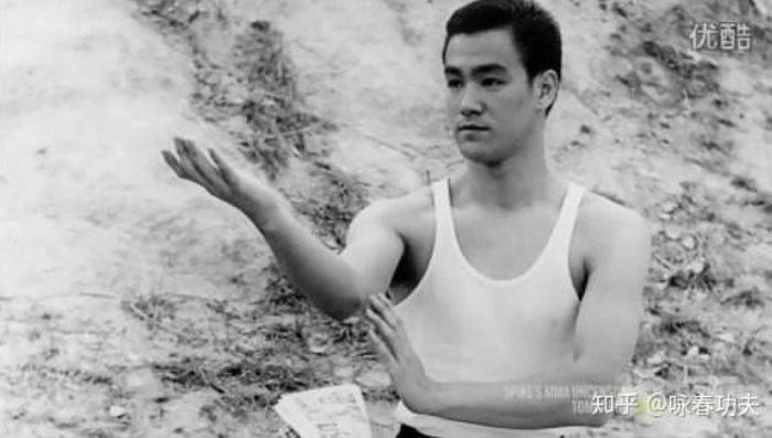 Sau khi sang Mỹ, Lý Tiểu Long tiếp xúc với nhiều phương pháp chiến đấu khác nhau, từ quyền Anh đến đấu kiếm phương Tây.