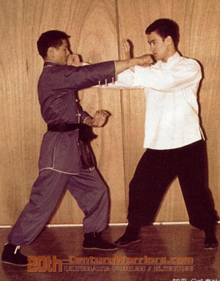 Lý Tiểu Long từng trải qua giai đoạn thất vọng với khả năng võ thuật của bản thân, trái ngược hình ảnh gần như bất khả chiến bại trên màn ảnh.