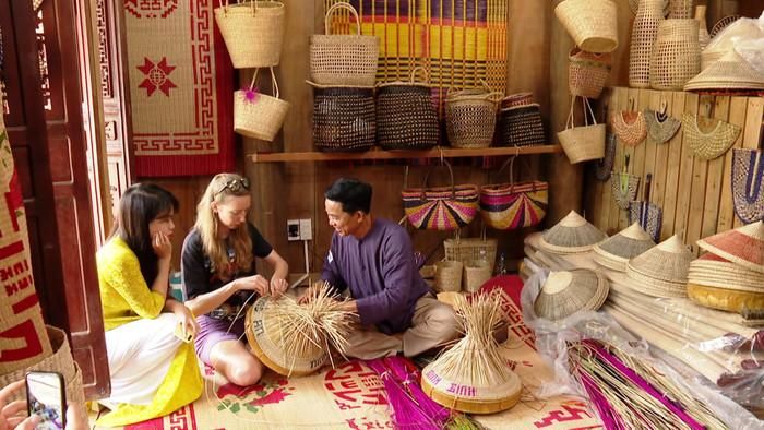 Du khách trải nghiệm nghề cói Kim Sơn. Ảnh: Truyền hình Ninh Bình
