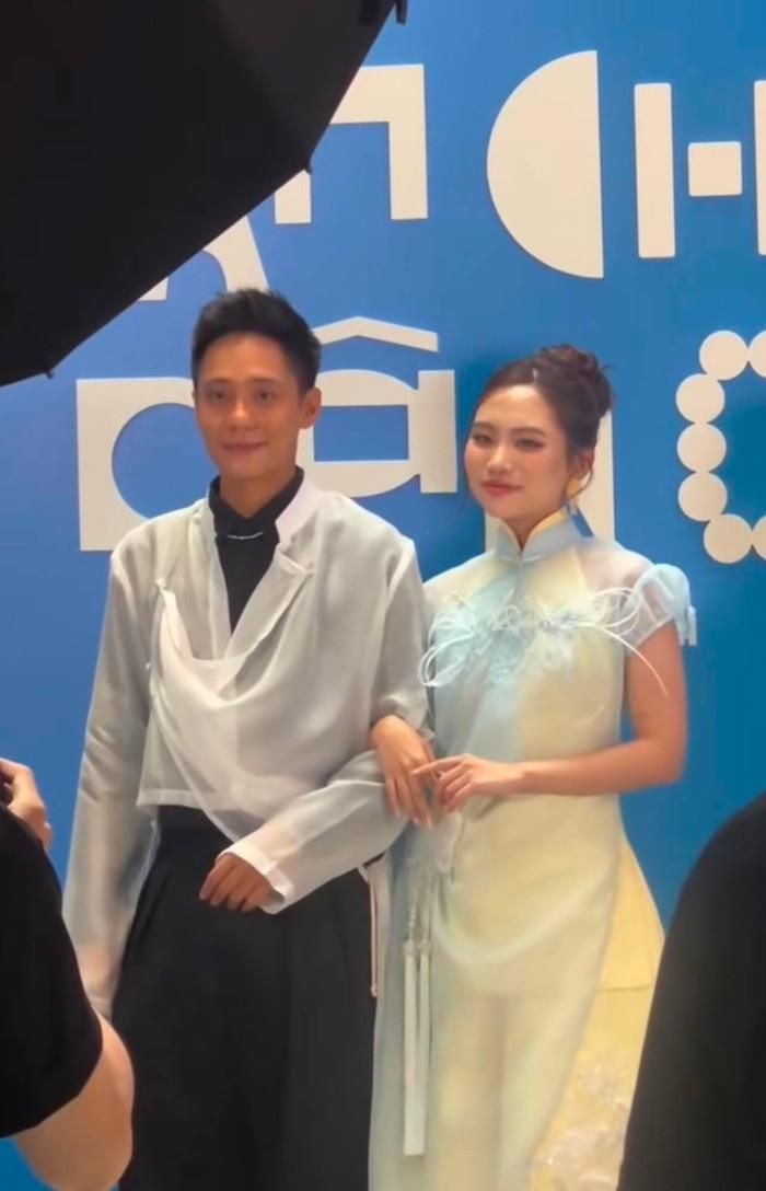 Diễn viên Bảo Định chúc mừng Phương Mỹ Chi. (Ảnh từ TikTok @thaonguyenzwbk)