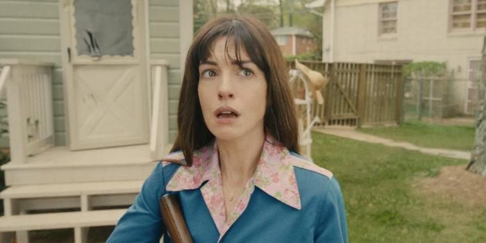 Anne Hathaway đảm nhận Denise, người mẹ đang đối mặt với cuộc hôn nhân rạn nứt trước khi một thảm họa khó tin ập đến.