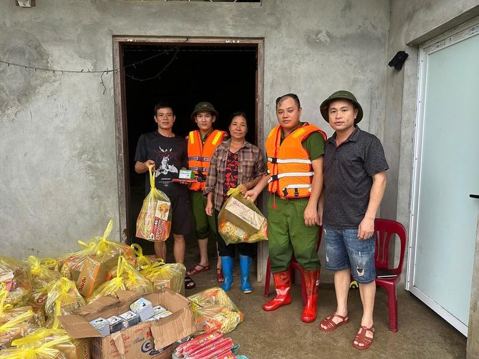 Những món quà tình nghĩa được trao cho người dân Vạn Linh.