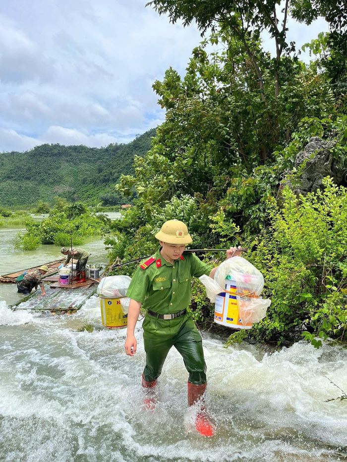 Vượt thác, lũ để mang quả na đến vị trí an toàn.