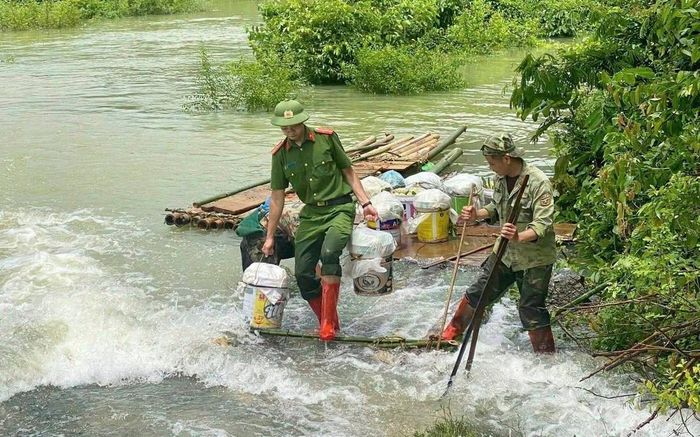 Công an xã Vạn Linh hỗ trợ người dân vận chuyển nông sản trong bão lũ