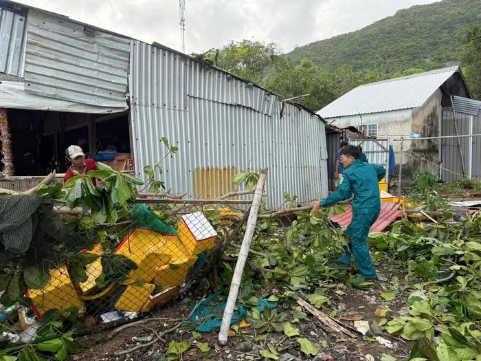 Lốc xoáy khiến cây cối và nhà người dân bị ở Kiên Hải bị thiệt hại - Ảnh: CTV