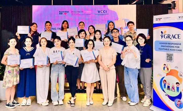 Những học viên được cấp chứng chỉ nghề tại một chương trình đào tạo kỹ năng nghề