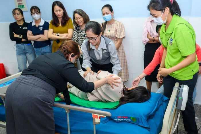 Buổi thực hành kỹ năng nghề chăm sóc người cao tuổi
