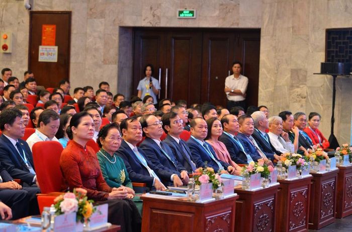 Các đồng chí lãnh đạo Đảng, Nhà nước, UBTƯ MTTQ Việt Nam và các đại biểu dự Đại hội