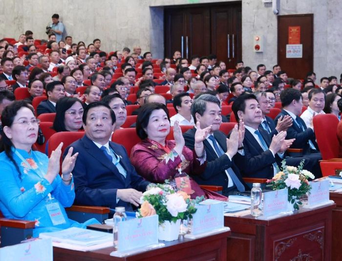 Ông Nguyễn Hồng Diên (thứ 5 từ trái sang, hàng đầu), Ủy viên TƯ Đảng, Phó Chủ tịch Quốc hội; bà Lê Thị Thủy (bìa trái), Ủy viên TƯ Đảng, Phó Chủ tịch UBTƯ MTTQ Việt Nam, Chủ tịch Hội LHPN Việt Nam và các đại biểu dự Đại hội