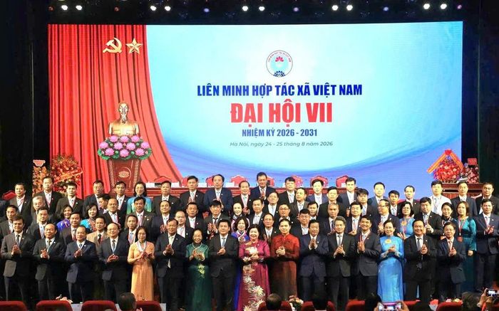 Các đồng chí lãnh đạo Đảng, Nhà nước, UBTƯ MTTQ Việt Nam chúc mừng Ban Chấp hành Liên minh HTX Việt Nam khoá VII