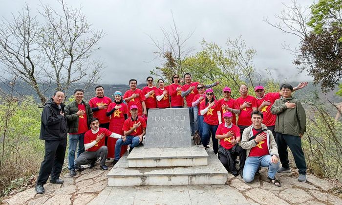 Du khách trải nghiệm tour du lịch trong nước
