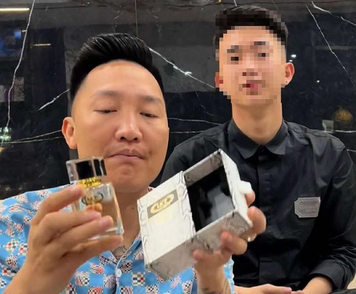 Huấn Hoa Hồng liên tục livestream, quảng cáo bán nước hoa. Ảnh: FBNV