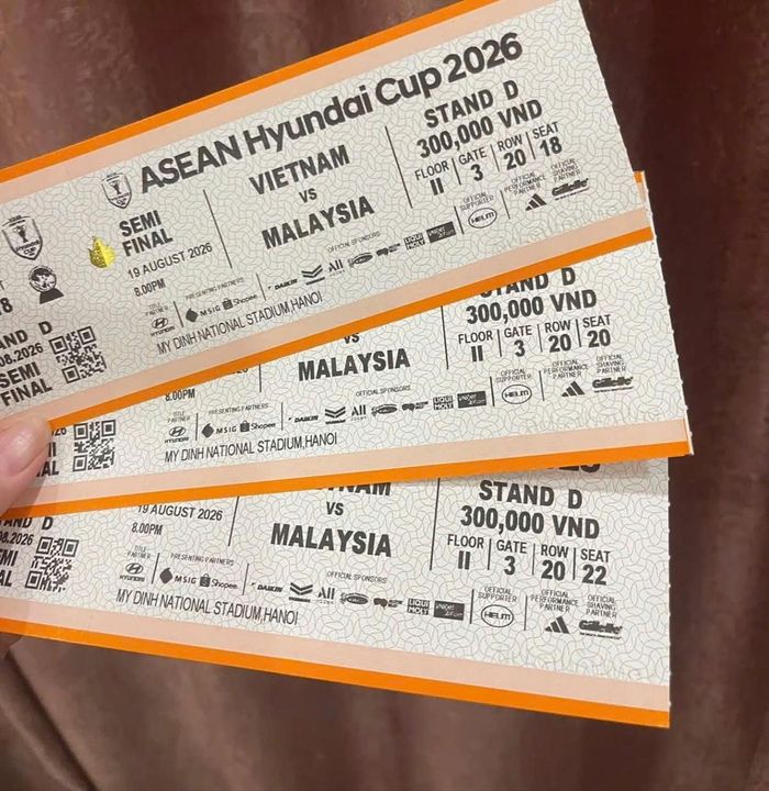 Trên các tấm vé của ASEAN Cup 2026 đều có dán 1 chiếc tem màu vàng, tem này đổi màu vàng nhạt và đậm theo góc nhìn để tránh làm giả
