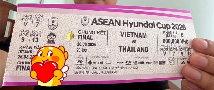 Tem được dán chính giữa phần vé và phần cuống vé để kiểm soát khi vào sân. Người mua cần thật cẩn trọng, kiểm tra kĩ tấm vé khi giao dịch mua bán.