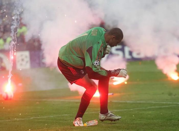 Thủ môn Dida bị trúng pháo sáng trong trận derby Milan ở tứ kết Champions League 2005. (Nguồn: EPA)