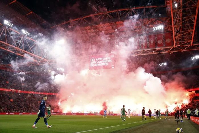 Trận đấu giữa Ajax và Groningen mùa giải trước cũng là tâm điểm của một vụ tranh cãi về pháo sáng. Ảnh: Shutterstock Editorial