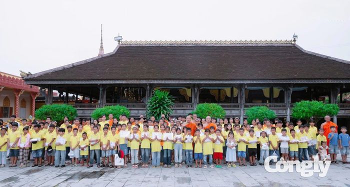 Mỗi dịp hè hằng năm, chùa Buppharam lại rộn ràng chào đón hàng trăm con em đồng bào đến học chữ Khmer