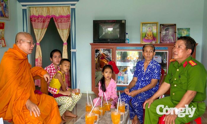 Hòa thượng Tăng Sa Vong đến động viên các gia đình đưa con em đi học để gìn giữ tiếng nói, chữ viết của đồng bào Khmer