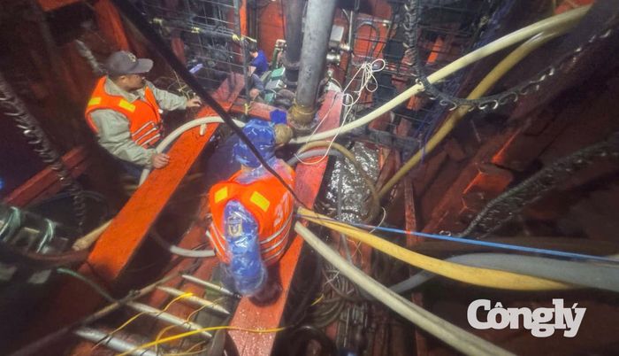 Lực lượng chức năng Bộ Tư lệnh Vùng Cảnh sát biển 4 triển khai các phương án chống chìm, hút nước ra khỏi khoang máy